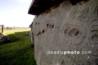 Newgrange, Detail of foundation stones