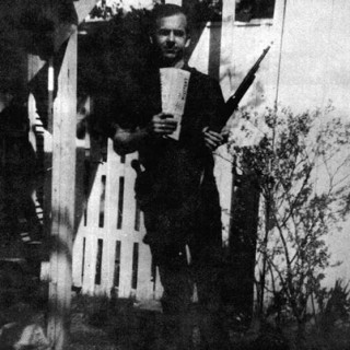 Lee-Harvey-Oswald-backyard